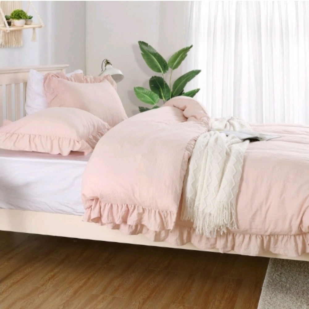 New with tags! Twin size pink Ruffled Bedding Duvet cover and pillow shams Set